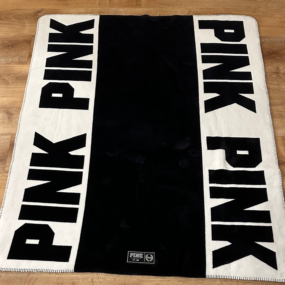 Victoria's Secret Pink Black and White Blanket FLEECE